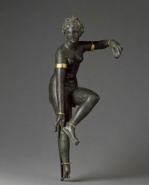 via-appia: Bronze and gold statuette of Aphrodite untying her sandal, Roman copy of Greek bronze sta