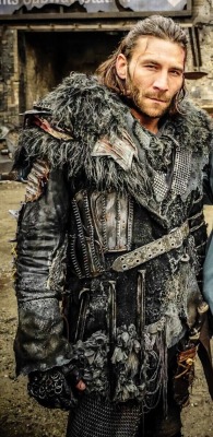 lady-eleanor-vane:Zach McGowan, behind the scenes of “The 100”.