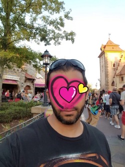 Tinder doctor took his family to Disney world but not me 😡😡😡😡😡