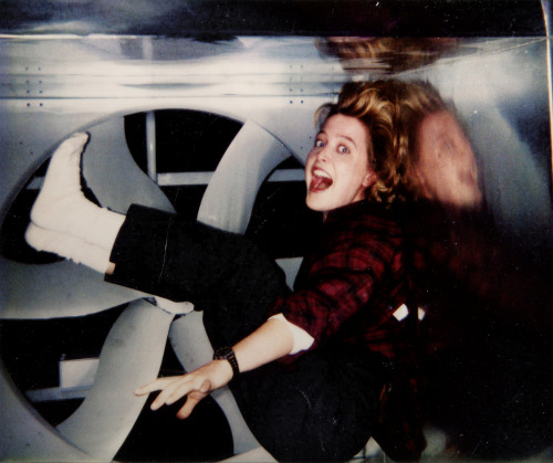 qilliananderson:Gillian Anderson on the set of The X-Files. (x)
