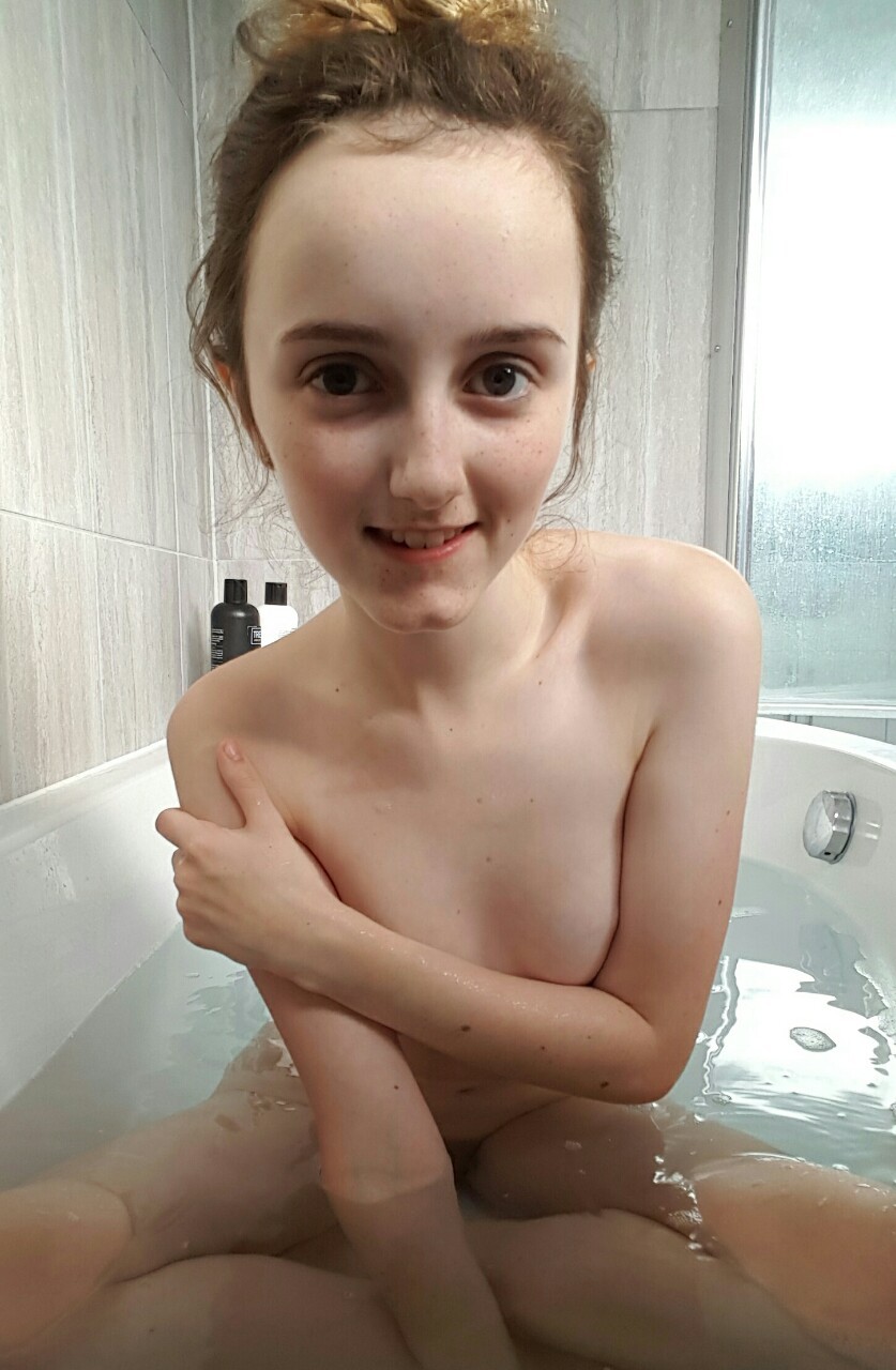 daspreeneet: Just had a bath for the first time in ages, so obviously I had to take