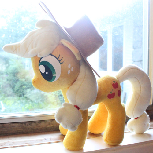 Applejack V2! With a felt hat, this time around. She’s up for sale on my friend/collaborator's