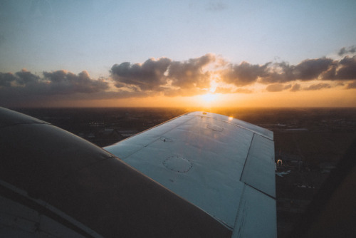 vvnnie:Sunset flight // Instagram