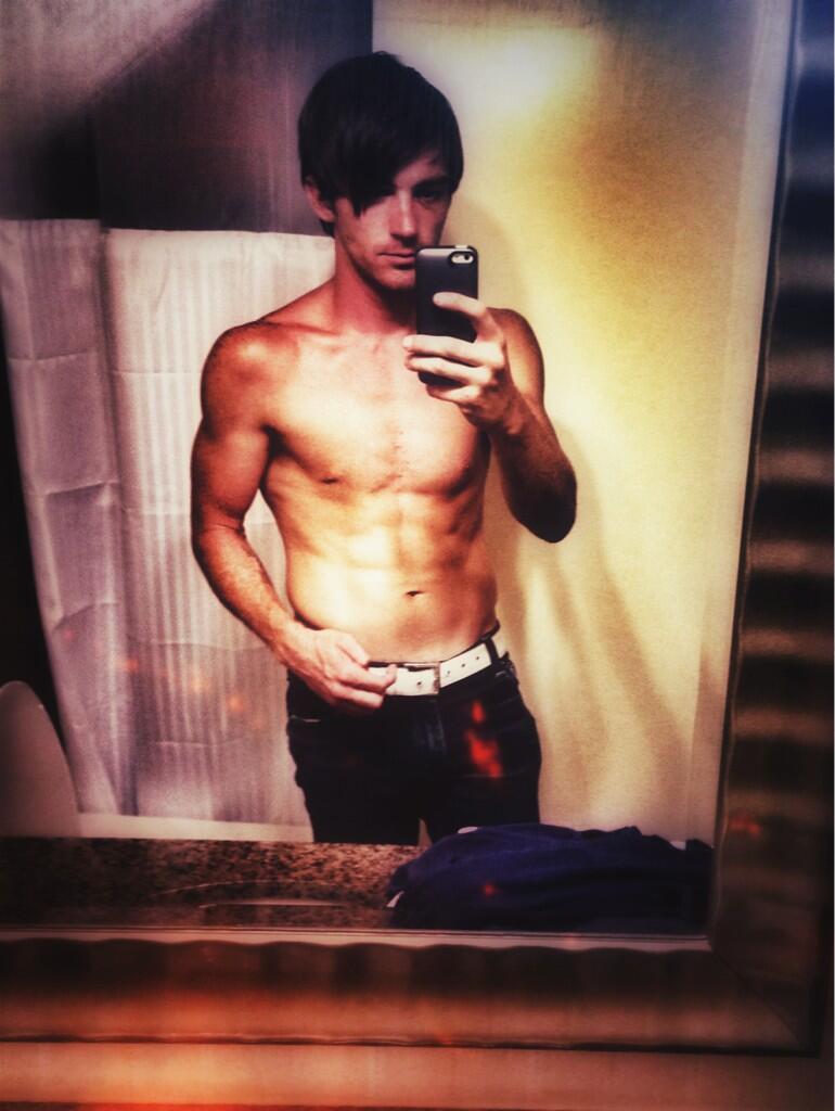 hotfamous-men:  Drake Bell