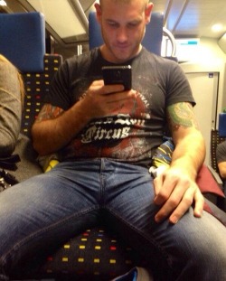 ultimate-men:  meanwhile on the tube..blog &gt; companion blog &gt; twitter