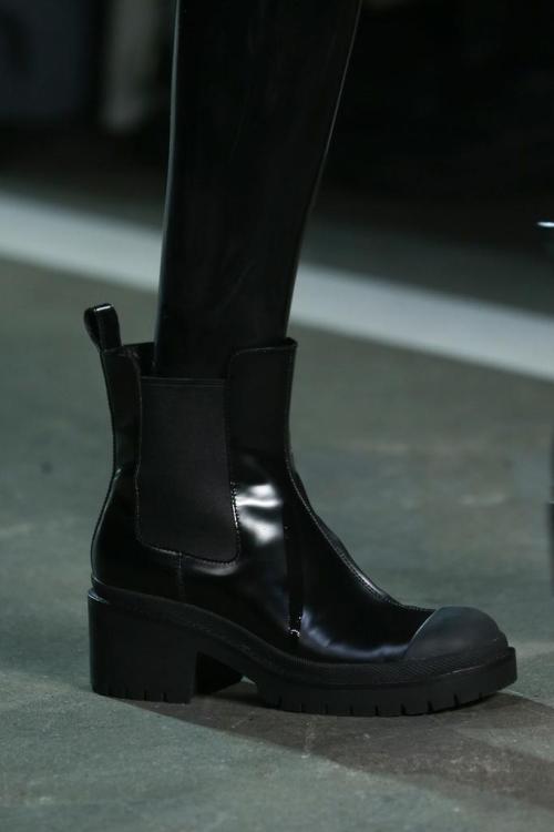 beyoncesasshole:  arctictic:  Shoes at Marc by Marc Jacobs Spring 2015 NYFW  I fuc w these boots so hard 