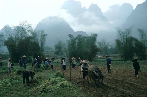 ouilavie:Hiroji Kubota. China. Huangshan Mountains. 1979. Farmers in Guilin.