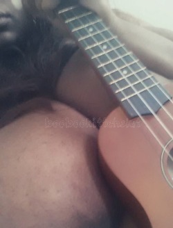 boobookittehslut:  Nakie with a ukulele.