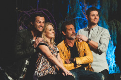 grumpyjackles:it’s really kind of weird how similar they look. I can’t believe I was actually here to witness this. Winchester Family Portrait - Sunday - Salute to Supernatural Vegas 2015