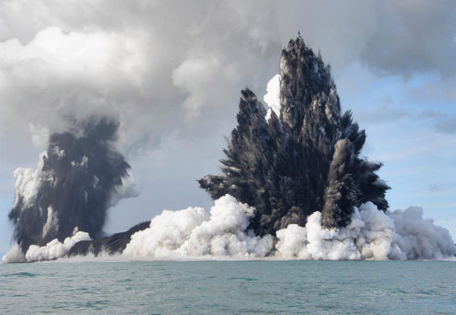 sixpenceee:These photo shows an undersea volcano erupting off the coast of Tonga in March 2009. (Sou