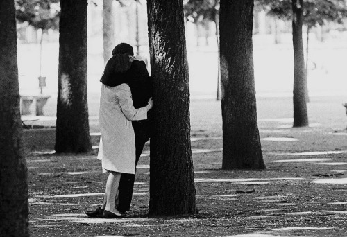 lostbeyondrepair: inritus: Paris Love, 1964. Photographed by Vladimir Lagrange. (via)