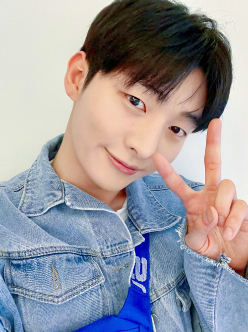 윤지성 (Yoon Jisung) Official