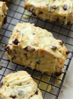 sweetoothgirl:    CHOCOLATE CHUNK ORANGE SCONES  