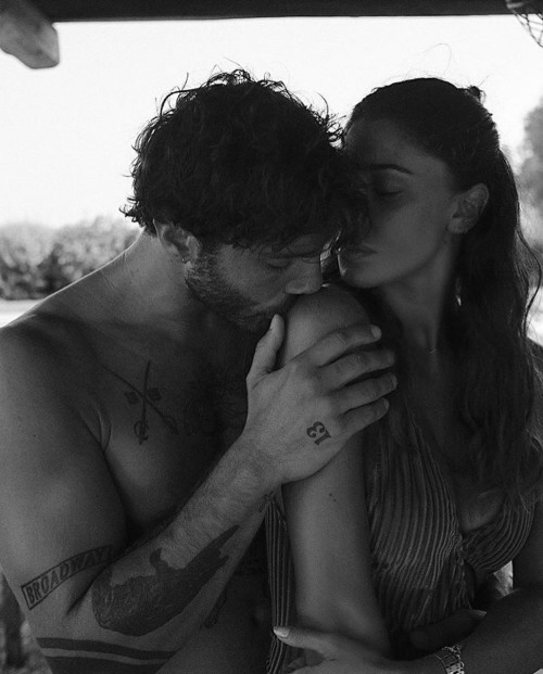 midnightdlovers: “Odio enamorarme, pero esta vez siento que tener miedo es bueno, la sensaci&o