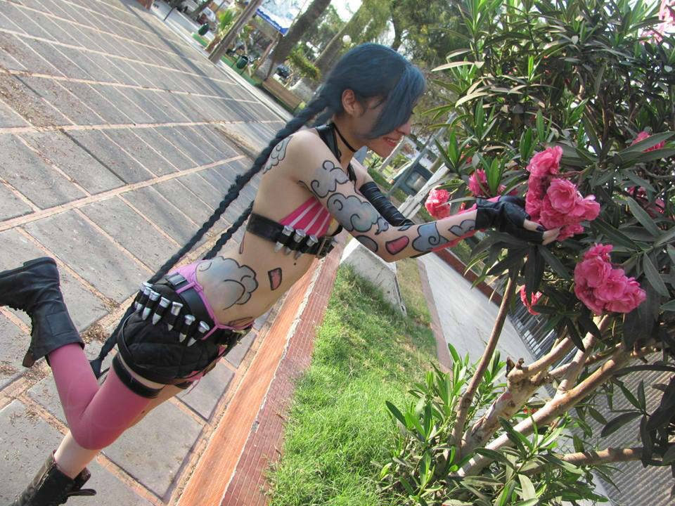 league-of-legends-sexy-girls:Jinx Cosplay