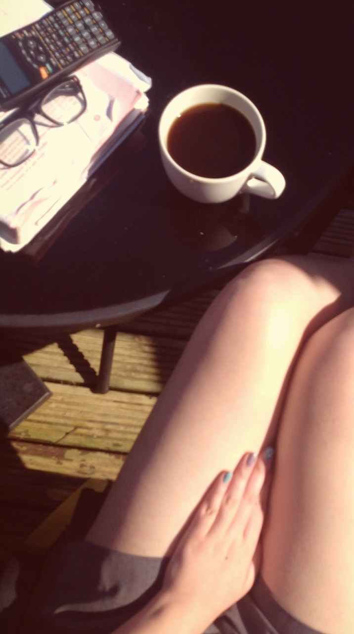 alanaaas:  Studying in the sun ☀️