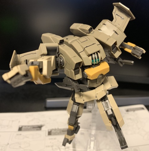 NA12 Brady Hound + V-33 Stork CarrierLast of the Kyoukai Senki kits I had on order. Kinda wanted to 