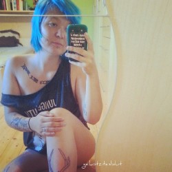 gekotztes-blut:  Augenringe bis zum Mond 👌 Fühle mich so leer, vielleicht geht’s ja nächste Woche weiter? 💉 #bluehair #bluehairdontcare #blauehaare #ink #inked #inkyourlife #tattoos #chestpiece #cheeks #cheekpiercings #dimples #dimplepiercings