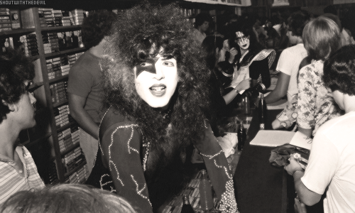 jessywhisper:  shoutwiththedevil: Paul Stanley at Peaches Records on August 14, 1976.  why the hell couldnt i have been born in the 70s like what the fuck…..