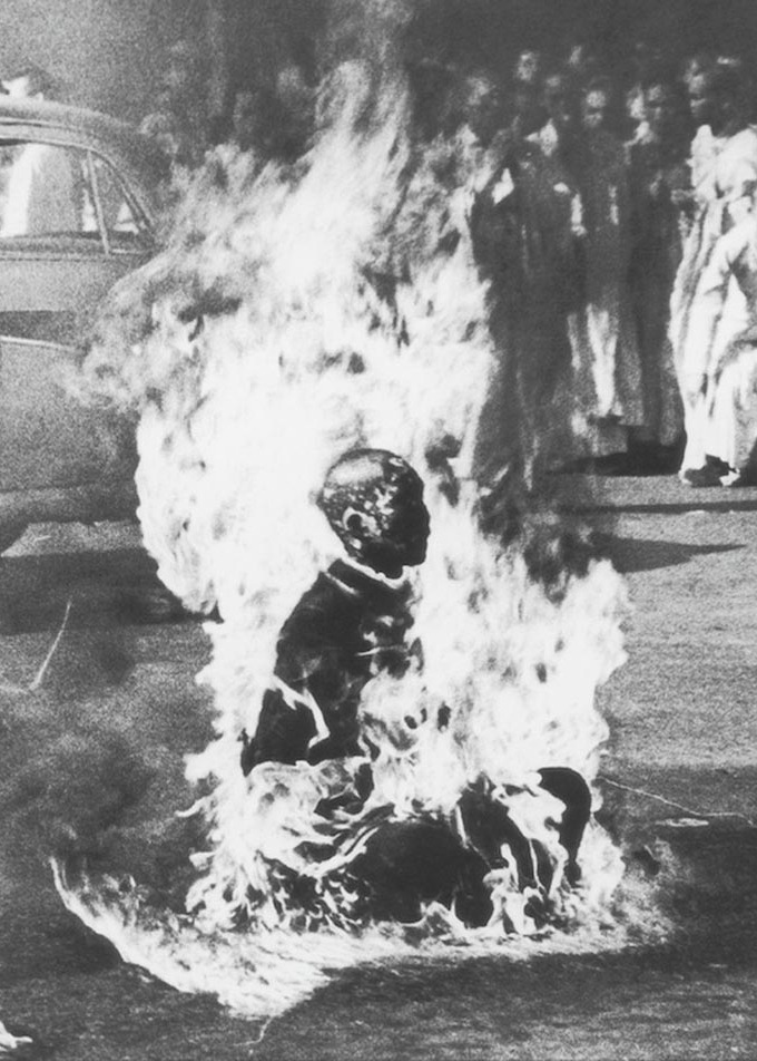 cruello:  Buddhist monk Thich Quang Duc sets himself ablaze in protest against the