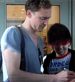 sherekahnsgirl:  lokihiddleston: Tom Hiddleston with fans Bonus :   Look at the