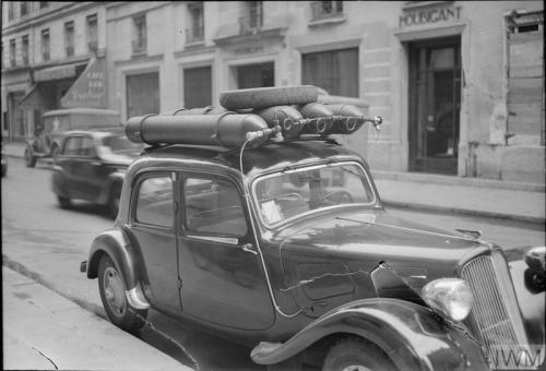 Everyday life in liberated Paris (spring 1945):A large group of civilians queueing outside a bakery-