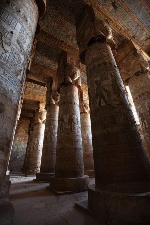 Temple of Hathor, Dendera / Egypt (by Ian Thomas).