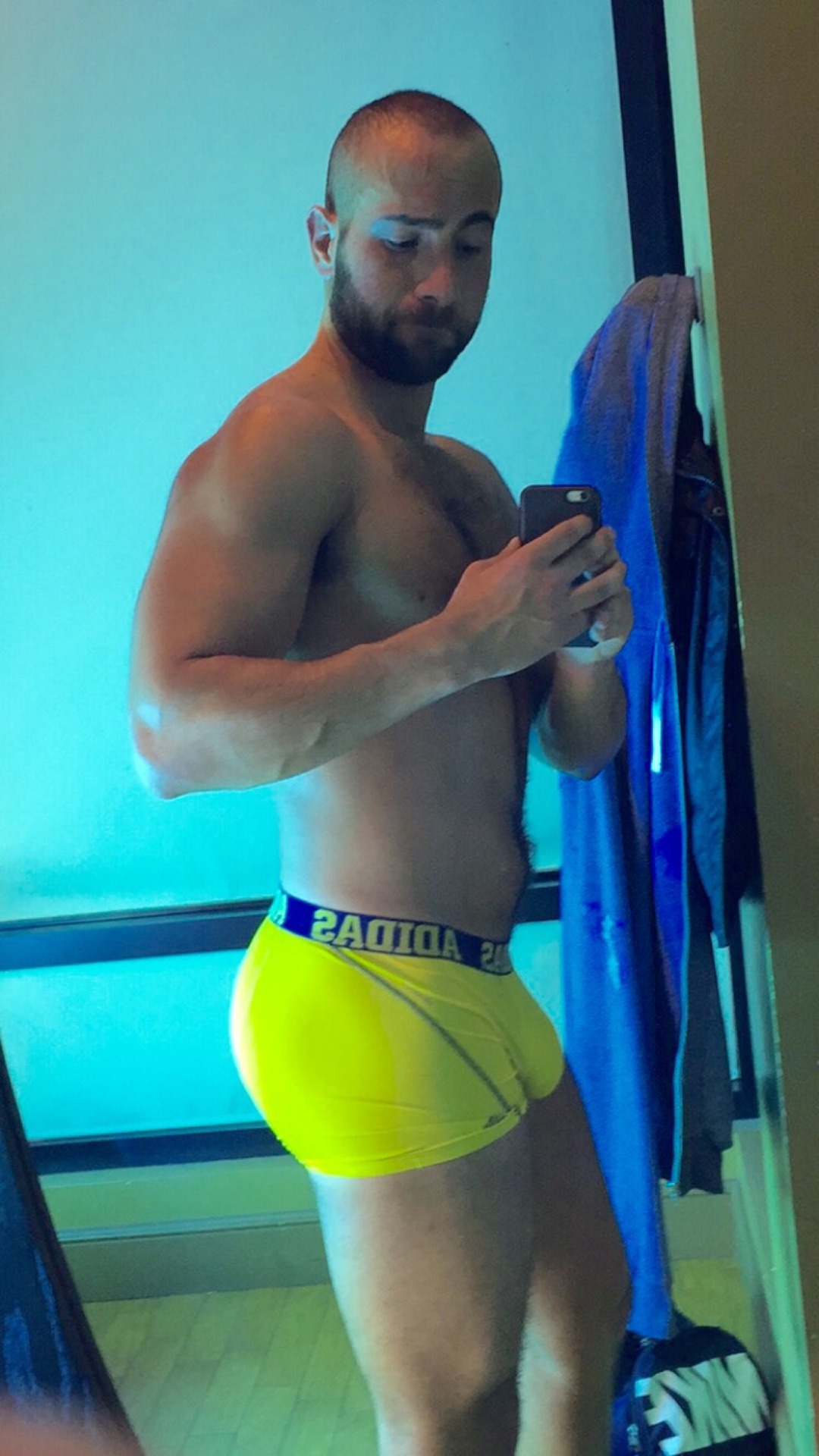 bourbonmyfirstlove:  My ass is taking over.  Shout out to J Lo and Nicks 🍑 👨🏽🌮