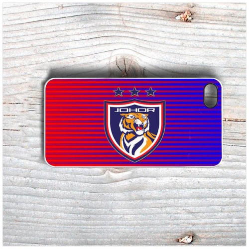 melayuterkutuk:Ada peminat bola Johor kat sini? Ni peminat team korang buat hal. Kantoi pulak casing handphone. Sama kan font dengan logo kelab tu?