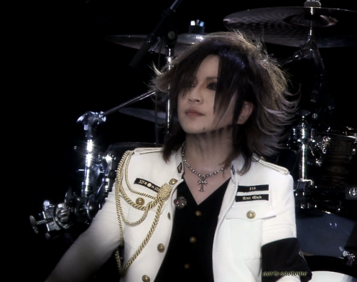 GazettE’s 15th Anniversary Live [NINTH Album]Please do not remove my name from the screen