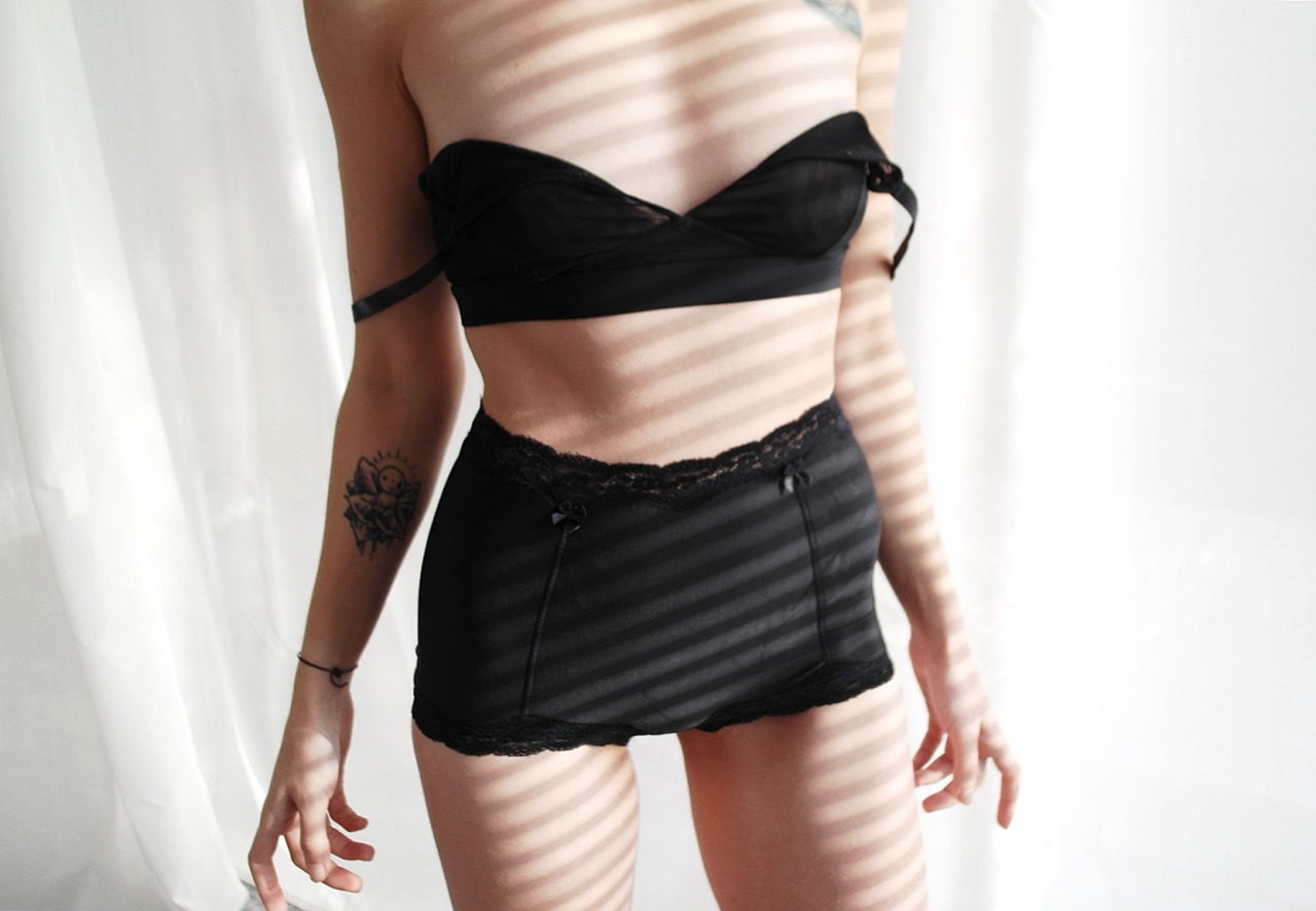 uremysweetapocalypse:  the blinds mess up the natural light in my photo area :/ 