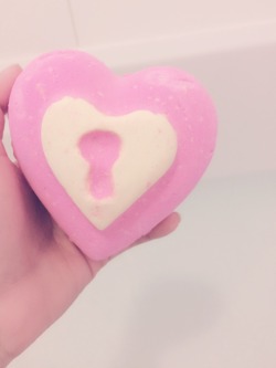 maineyxo:  lush’s love locket is designed