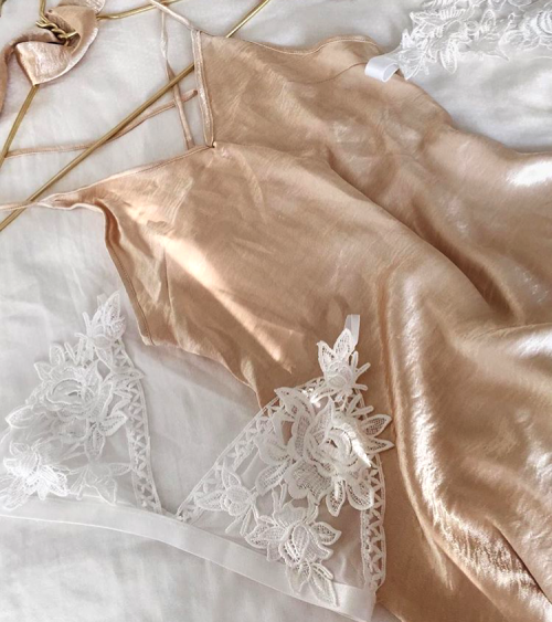 thestylexplorer:
“Pure Color Cami Satin Dress >>
”