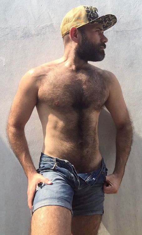 radradinky: mario-so:Profile of fur.  Heavy fur especially that bush around his delicious lookin coc