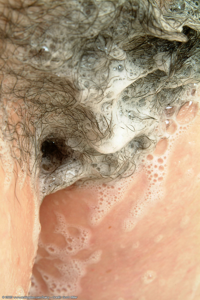 nutcheesecakeworld:  elascheide:  GEILE SCHEIDE FOTZEN LIPPEN WASCHEN SCHEIDE LIPPE