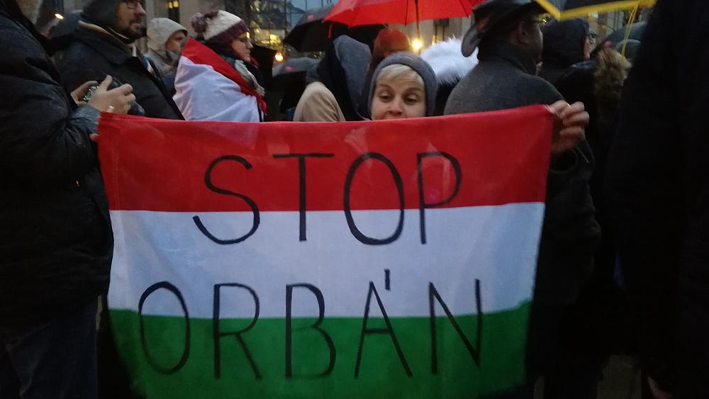 (a Sargentini- n keresztül beszédet mondott a brüsszeli, Orbán-ellenes tüntetésen,