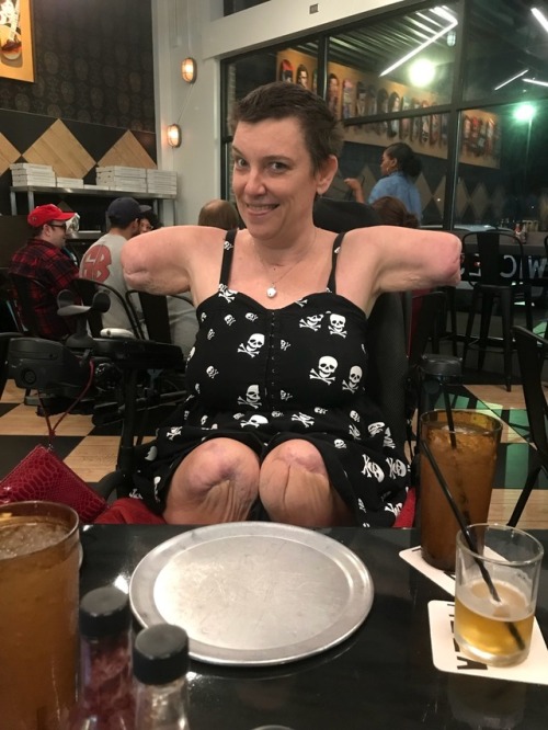 boricuaprus: khayes24: I love beer and pizza I would love to hug you and kiss you forever!