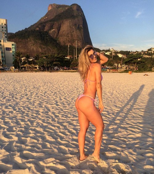 Tatiele Polyana usa biquíni minúsculoEx-BBB Tatiele Polyana publicou foto usando biquíni minúsculo c