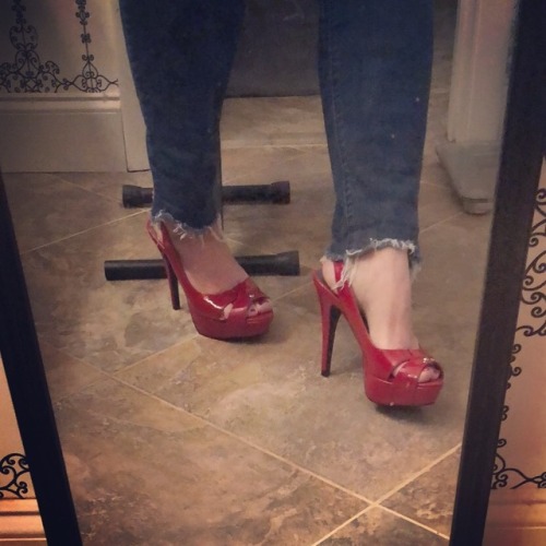 acurvypixie:  More with the red heels!