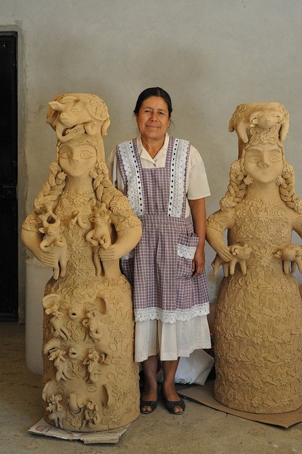 iseo58:Master ceramic artist Irma Garcia Blanco stands between two of her amazing creations in clay.