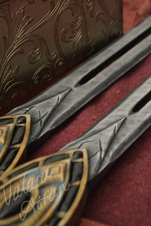 Handmade, hand painted wooden Trinimac Blades, right from The Elder Scrolls Online!Natural leather h