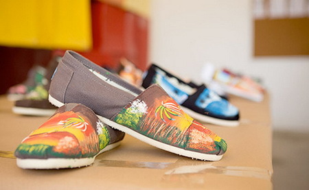 haitiangirlsrockk: Toms teams up with local artist in Haiti to create art and job opportunities. rea