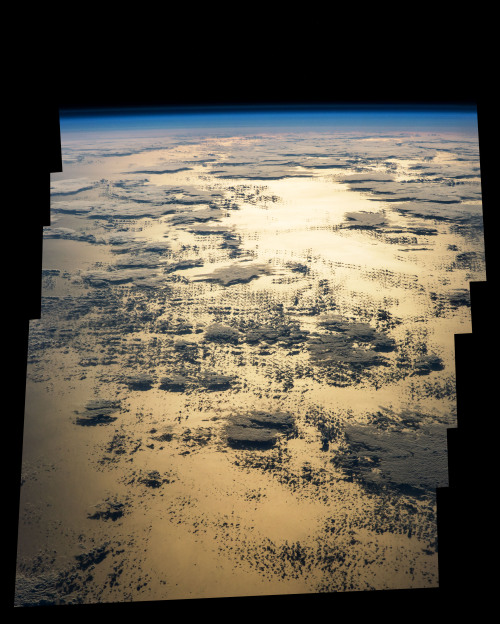 Morning Sunglint Over the Pacific as seen by Expedition 47 Flight Engineer Jeff Williams [3205 x 400