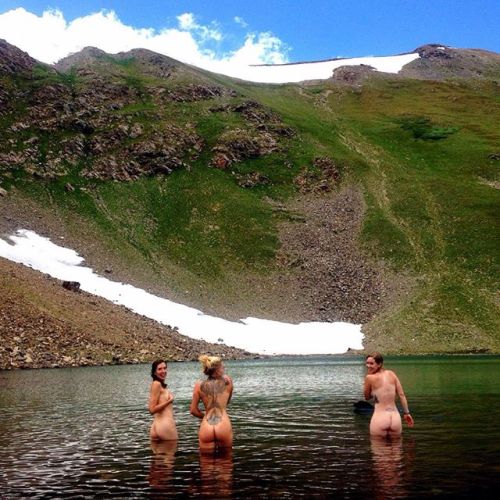 naturalswimmingspirit:  First time skinning up peak 8!!! #lakechutes #breckenridge #summer #skinnydip  #sopretty #naked #natue #wanderlust #butts @laymegh @marykaye84 