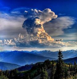 Looks like trouble’s brewin’ (thunderhead above Hurricane Ridge, Washington state)