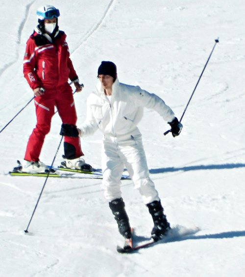 driverdaily:Adam Driver spotted on a ski slope in Gressoney-La-Trinité, Italy learning how to ski fo