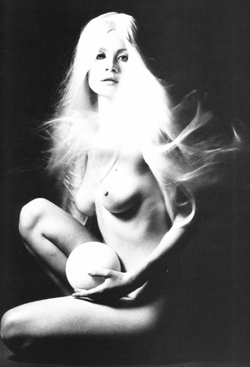 love-inavoid:  From “Muses” by Yoshihiro Tatsuki, Shunji Okura, Hideki Fujii, 1992.