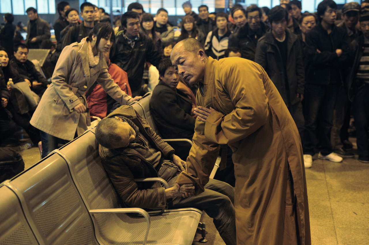 sixpenceee:  Monk Performs Ceremony on Man Who DiedOn November 25, 2011 travelers
