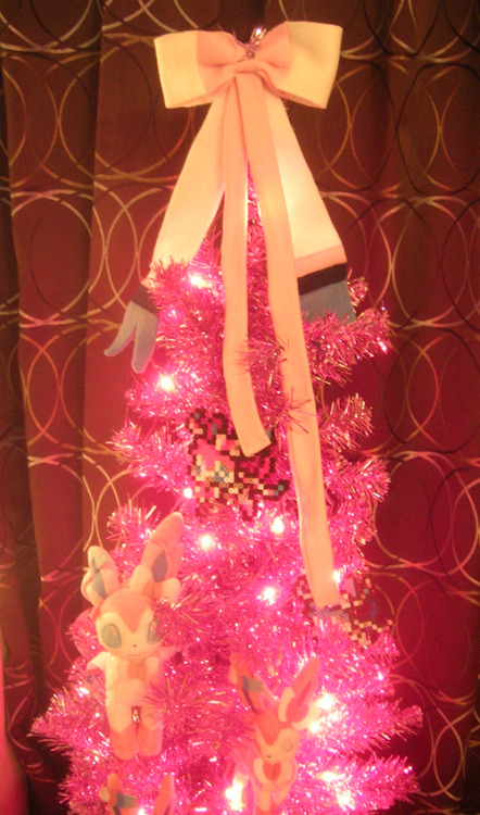 so i just made myself a sylveon christmas tree (*´・ｖ・)