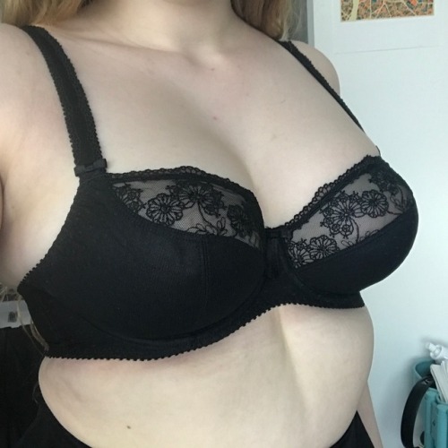 Lingerie Sale : F and FF cups / All brand new / DM if interested / Payment by Paypal :1/ Wonderbra b